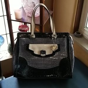 BRAND NEW GUESS PURSE